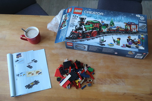 Kaffee zum Zusammen des Reisewaggons meines Lego-Weihnachtszuges