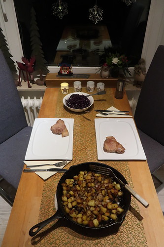 Nackensteak vom Sattelschwein zu Rotkohlsalat mit Speck und Bratkartoffeln (Tischbild)