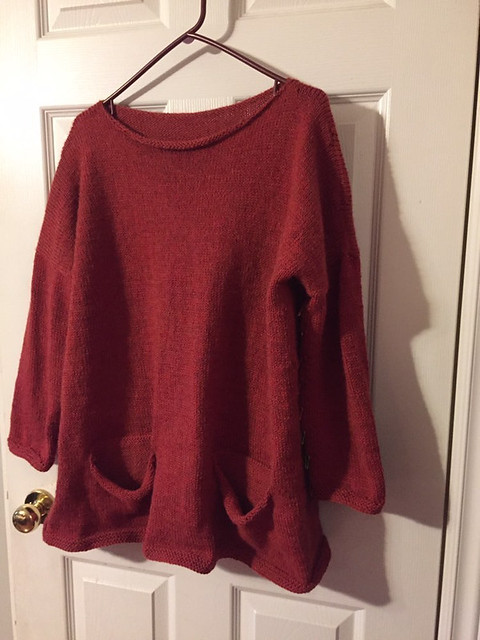 Angie (@knittinggrapevines) finished her Pebble Tunic by Joji Locatelli just in time to make the November 30th deadline for the Joji Fall KAL 2020!