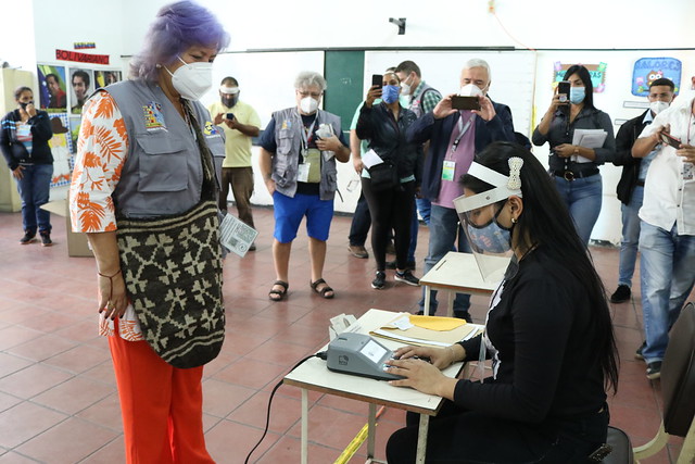 Veedores internacionales participan en instalación de mesas en centros de votación en caracas