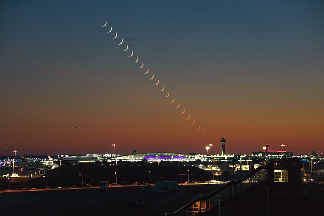 2020.08.21 - Moonset at O'Hare