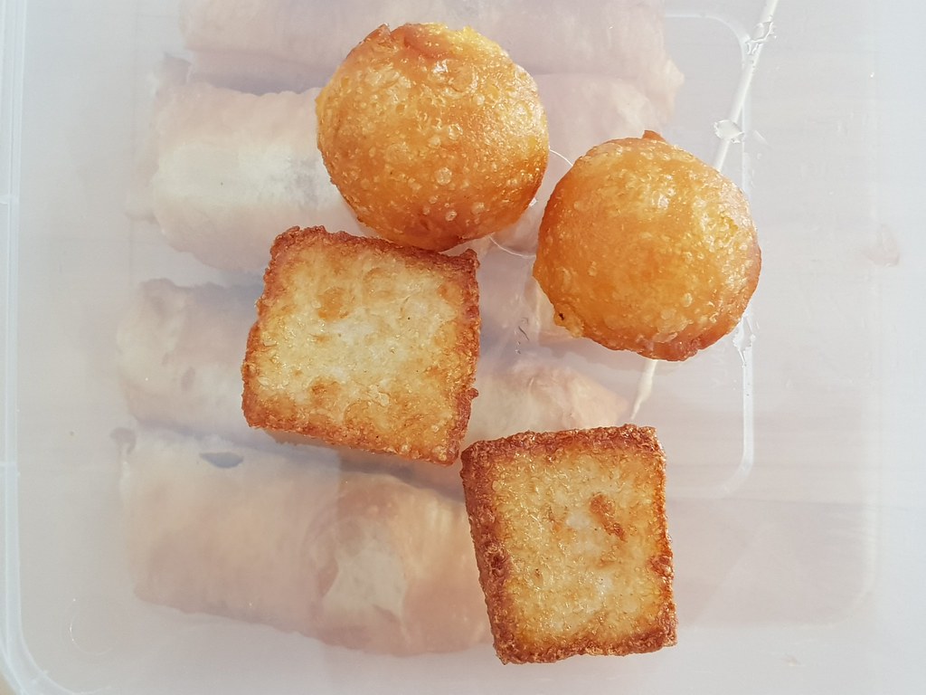 麻將糕 Mini Turnip Cake rm$5 (8pce) & 黃金蕃薯蛋 Golden Sweet Potato Ball rm$5 (5pcs) @ 鳴升 Soaring Songbird outside 冇得頂茶室 Restoran Mou Dek Ding USJ10