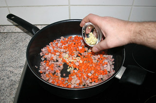 12 - Add garlic / Knoblauch dazu geben
