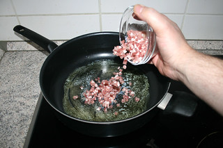 06 - Add diced bacon / Schinkenwürfel in Pfanne geben