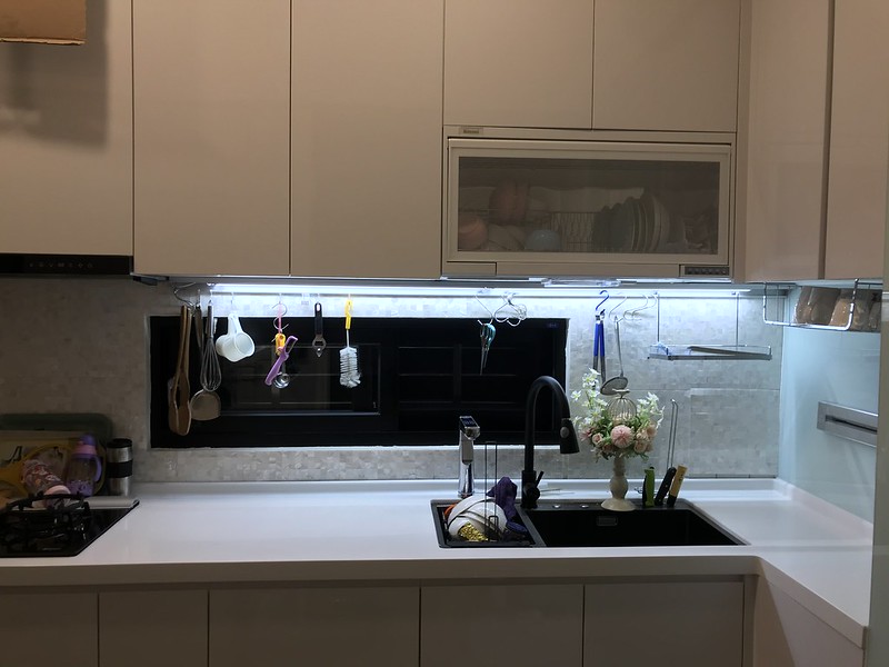 [裝潢]老宅翻新廚房整修｜純白色系廚房-洞洞板壁貼改造磁磚費用及心得