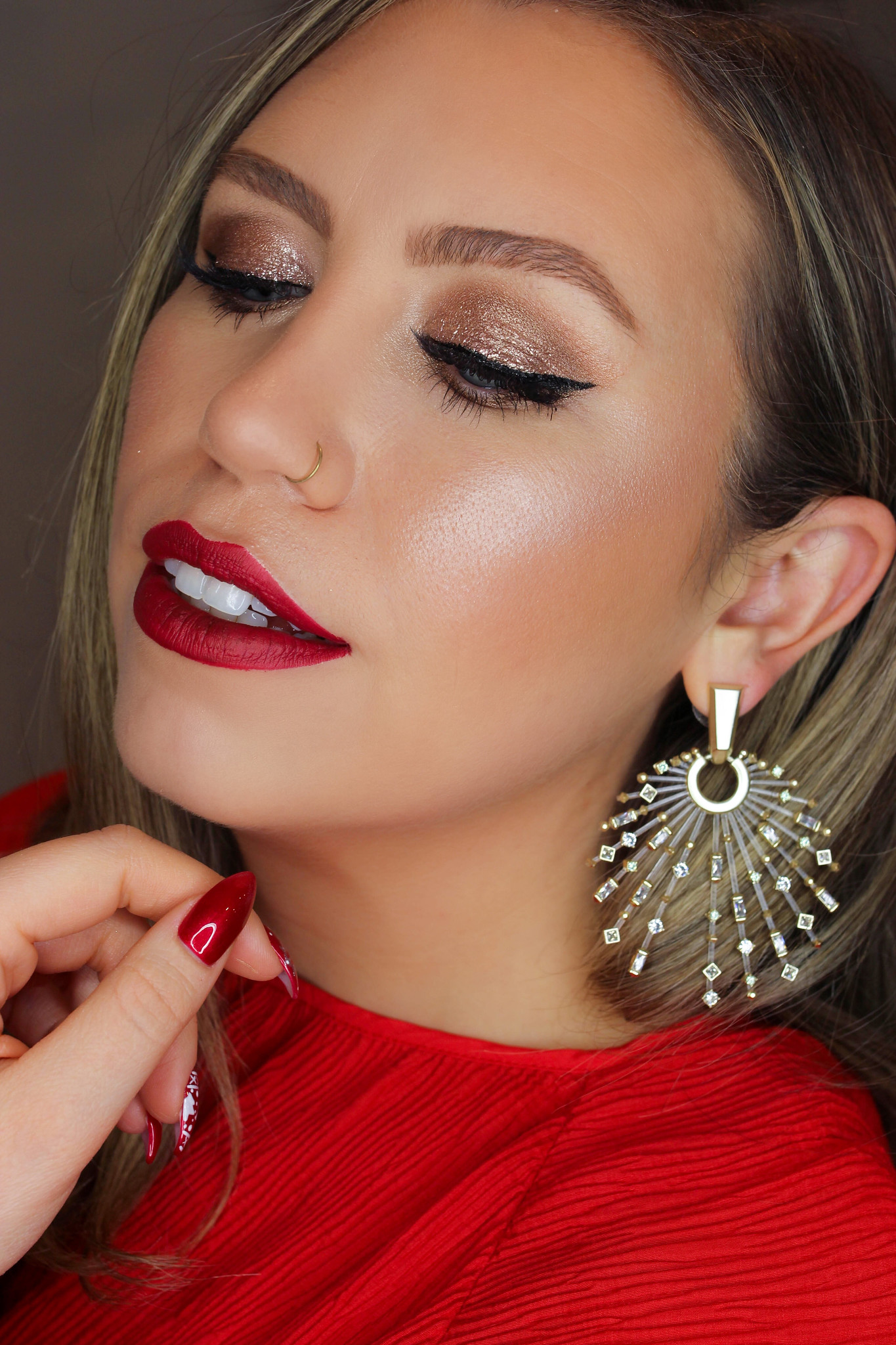 Holiday Makeup Monday Tutorial: Glimmer Eyes & Red Lips | Winged Eyeliner | Shimmer Glitter Eyeshadow | Deep Red Lipstick | Christmas Makeup Looks