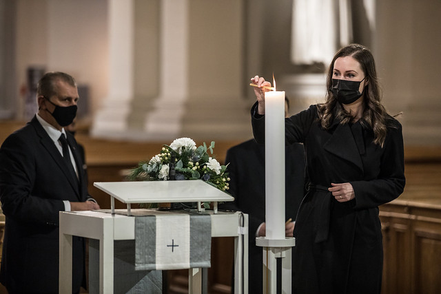 Valtiojohdon edustajat sytyttivät kynttilät Tuomiokirkossa itsenäisyyspäivänä 6.12.2020