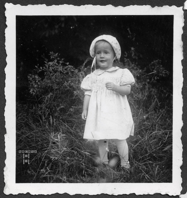 ArchivTappenZAl2a800 Kleines Mädchen im Sommerkleid, 1930er