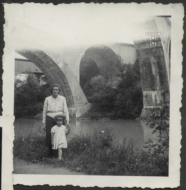 ArchivTappenZAl2a811 Frau mit Mädchen am Brückenbogen, 1940er
