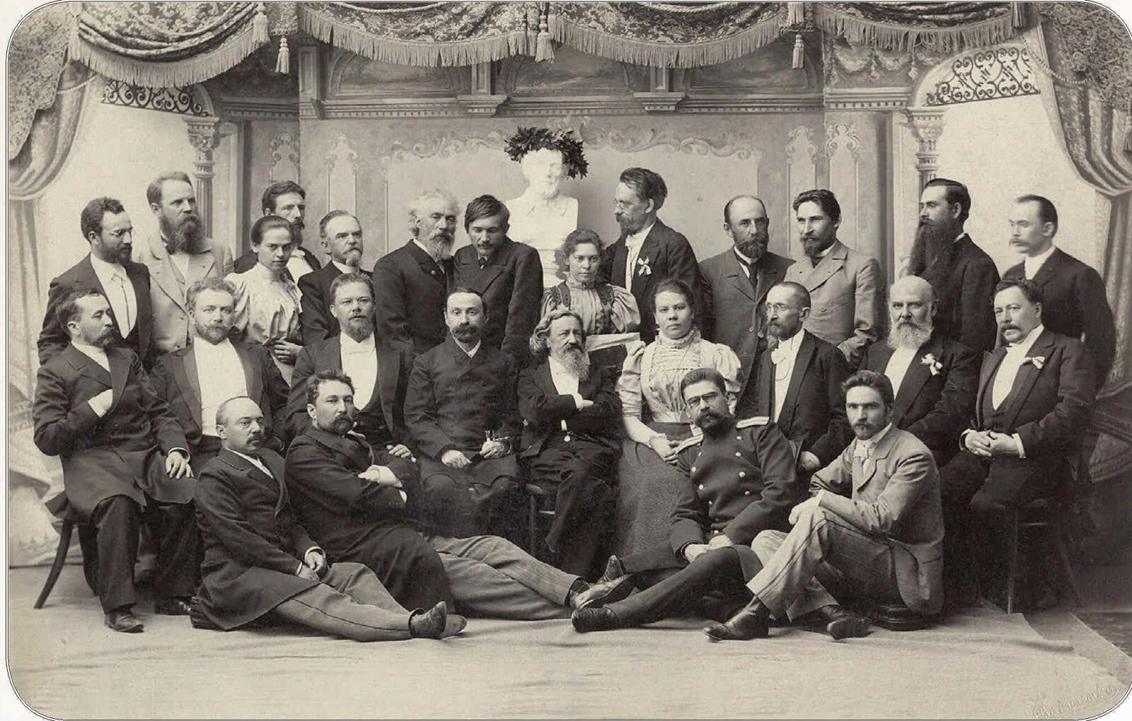 Группа членов правления Лермонтовской библиотеки с приезжими гостями в Павильоне Народного теара в Верхнем гулянии