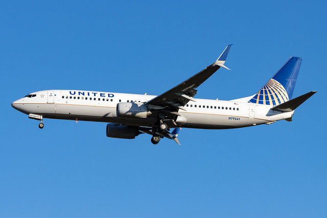 United Airlines 737-800W N79541
