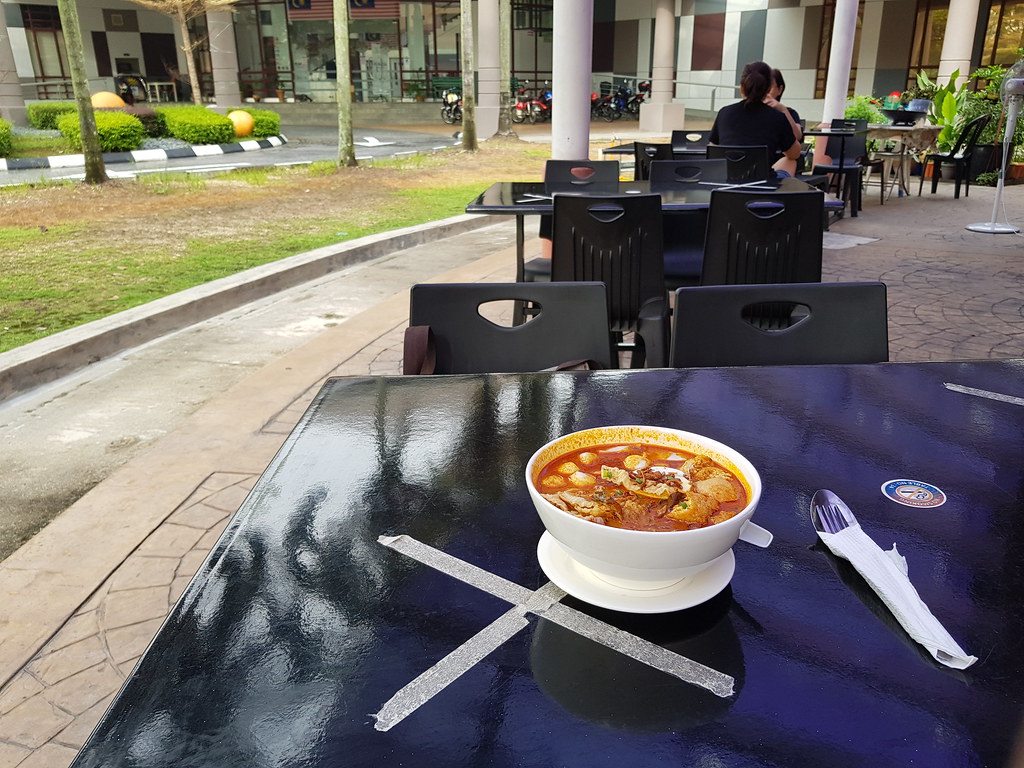 咖喱麵配海南雞 Mee Noodle Curry w/Steamed Hainanese Chicken rm$11.50 & 奶茶 Teh rm$2.20 @ KOMO Cafe in KL TTDI