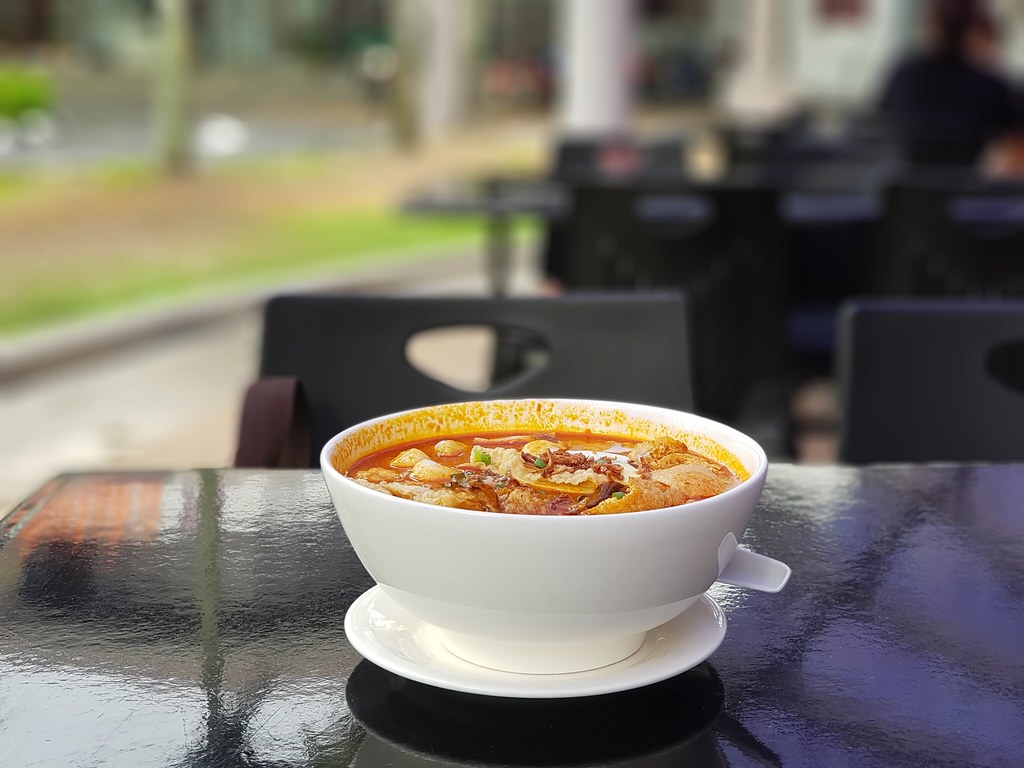 咖喱麵配海南雞 Mee Noodle Curry w/Steamed Hainanese Chicken rm$11.50 & 奶茶 Teh rm$2.20 @ KOMO Cafe in KL TTDI