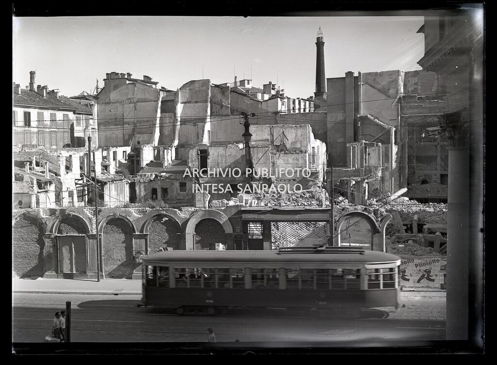 San Babila - Un tram in transito in corso Vittorio Emanuele e piazza San Carlo, fa da sfondo la demolizione dell'Hotel de la Ville 1945-46