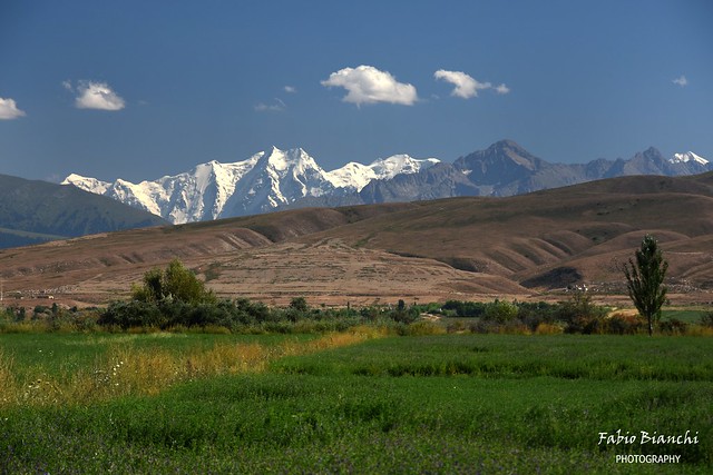 La Catena del Tien Shan, vista dalla sponda sud del Lago Issyk-kol