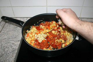 26 - Put garlic in pan / Knoblauch in Pfanne geben