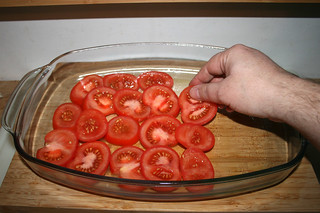 04 - Put tomato slices in casserole / Tomatenscheiben in Auflaufform legen