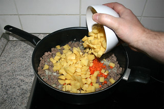 17 - Add diced potatoes to pan / Kartoffelwürfel in Pfanne geben