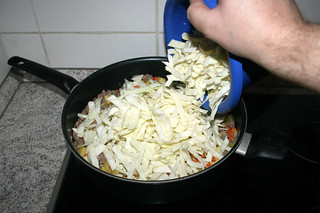 20 - Add cabbage to pan / Weißkohl in Pfanne geben