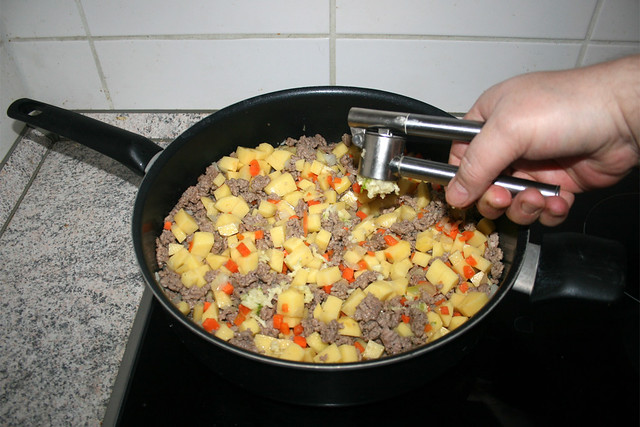 19 - Squeeze garlic in pan / Knoblauch dazu pressen