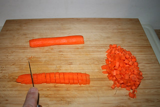 06 - Dice carrots / Möhren würfeln