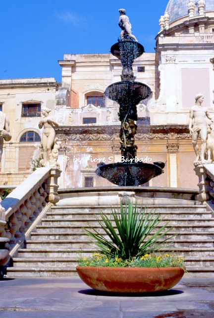 Palermo (PA), 1988, La fontana di Piazza Pretoria.