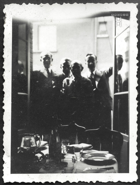 ArchivTappenZAl2b915 Gruppe von Männern am Fenster, 1930er