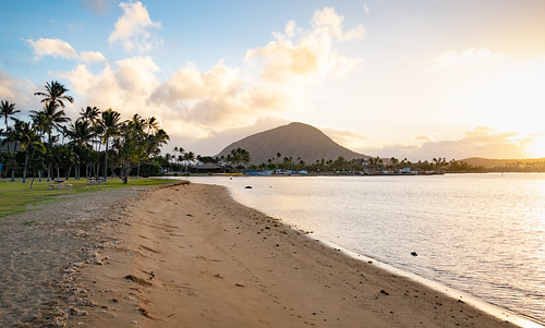 usa america hawaii oahu honolulu island sunrise colors blue yellow orange shore nature light beauty beautiful beach sand clouds goldenhour