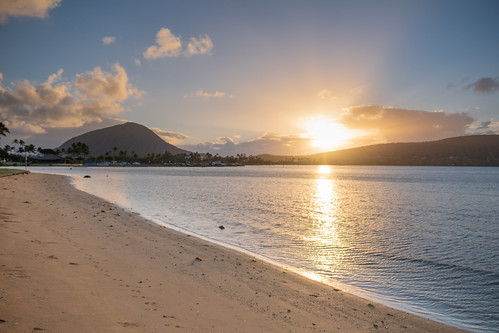 usa america hawaii oahu honolulu island sunrise colors blue yellow orange shore nature light beauty beautiful beach sand clouds sun sunshine rays ハワイ 日の出 日 太陽 オアフ アメリカ 米国 光