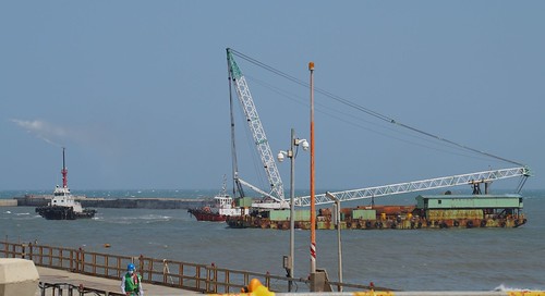 圖04.拖船(左側兩艘)與平台船(右側)進行拖航演習