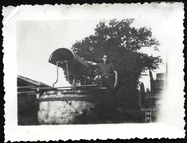 ArchivTappenZAl2b921 Kamerad am alten Brunnen, Frankreich, 1930er