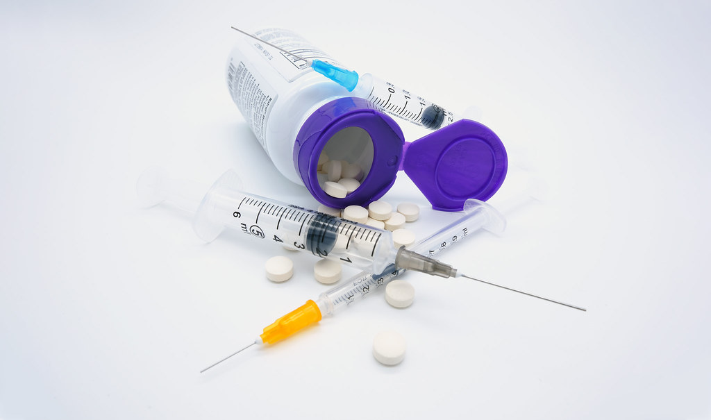 医療のイメージストック: 薬瓶薬、注射器、錠剤