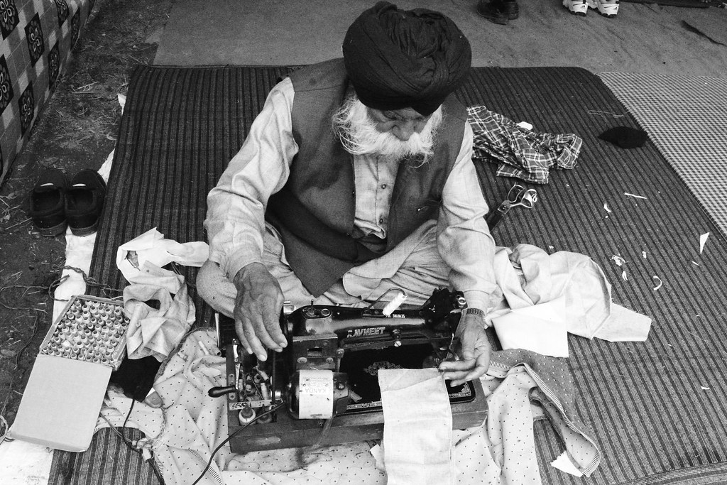 Narinder Singh of Barnala, Punjab, offering for free his gift of tailoring at farmers' protest site, Tikri border Delhi  Image by Manu Moudgil