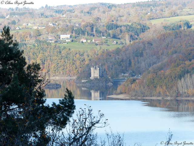 Le chateau de Val dans son écrin automnal -Cantal - Auvergne - France - Europe