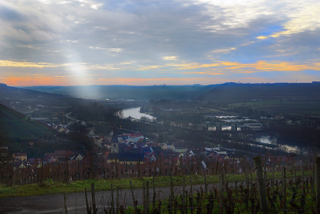 Das Weindorf Randersacker im frühen Morgenlicht - The wine village Randersacker in the early morning light