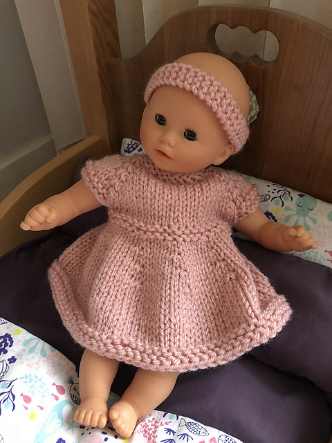 Lise (Mattedcat) got a special request to knit a Dress for Dolly and so she did! How she knit it is on her Ravelry project page!