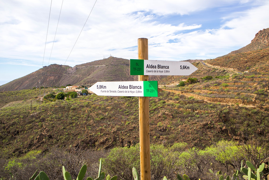 Señales indicando el camino a seguir hacia Aldea Blanca en Tenerife