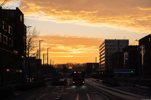 hoofddorp noordholland nederland bus connexxion rnet hanswesterink sunrise netherlands goldenhour iveco r340 publictransport autobus