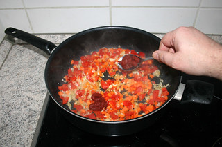 18 - Put tomato puree in pan / Tomatenmark in Pfanne geben