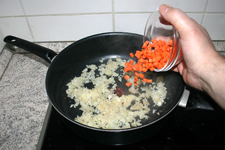 14 - Put carrots in pan / Möhren in Pfanne geben