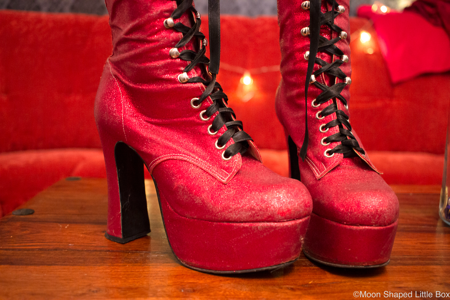 Kenkajoulukalenteri-Fantasy-Shoes-glitter-Boots