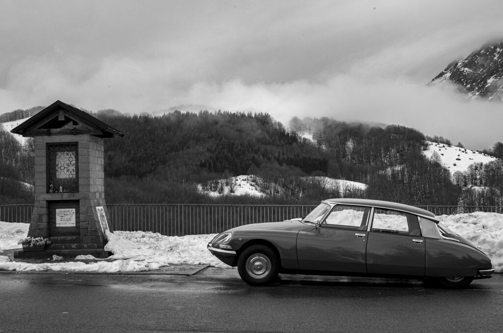 Citroen DS in the snow