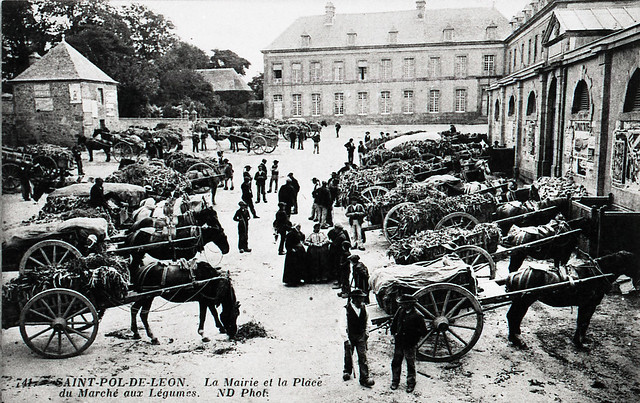 SAINT-POL-DE-LEON La mairie et la place du marché CIRCA 1900