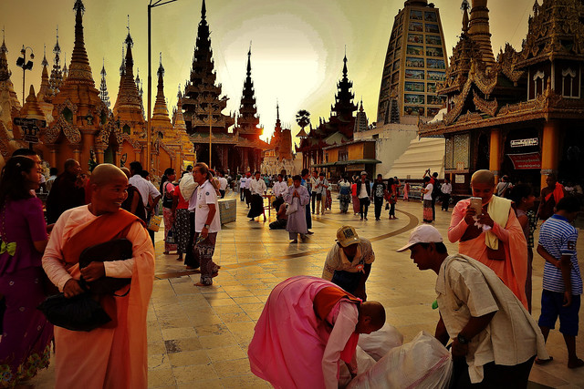 Myanmar/ Burma, Yangon, Die prächtigste Pagode - der Shwedagon, religiöses Zentrum des Landes.  Die Sonne geht langsam unter und es wird Abend.  78086/13256