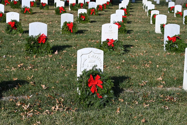 Wreaths-Across-America-201219-48