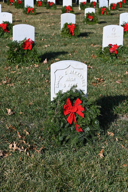 Wreaths-Across-America-201219-49