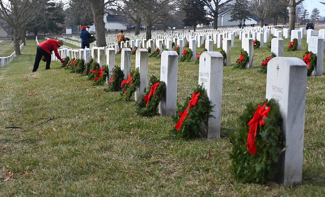 Wreaths-Across-America-201219-31