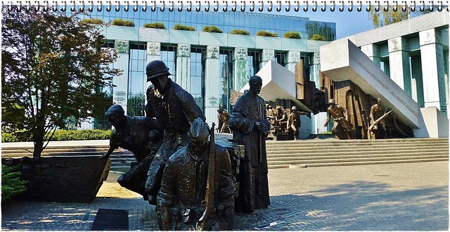 Polónia – Varsóvia - O icónico monumento da Insurreição de Varsóvia, ou Pomnik Powstania Warszawskiego é como o seu próprio nome indica, um monumento dedicado à revolta de Varsóvia de 1944. Inaugurado em 1989, é uma obra de Wincenty Kućma e Jacek Budy.