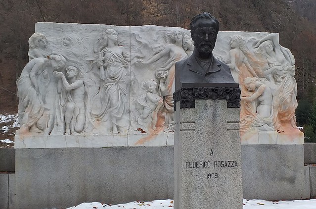 Monumento a Federico Rosazza.