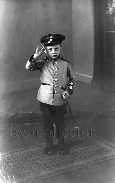 Saluting child in uniform - Salutierendes Kind in Uniform